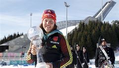Nmka Laura Dahlmeierová s velkým kiálovým glóbem za sezonu 2016/17.