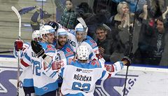 Hokejisté Chomutova se radují z gólu v síti Tince.