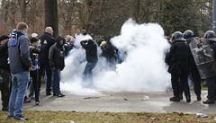 Mezi dav fanouk Baníku Ostrava hodili policisté dýmovnici.