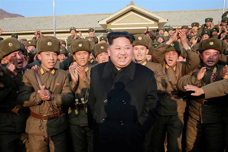 Kim ong-Un a písluníci severokorejské armády oslavují test jaderné rakety
