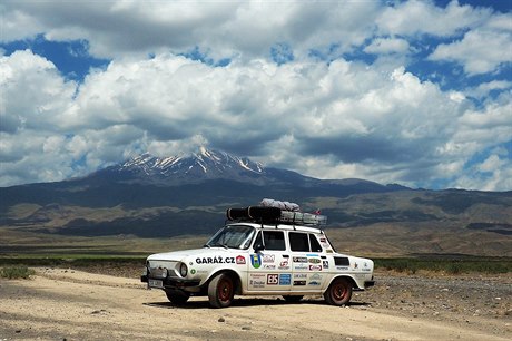 Kousek nad jezerem Van je bájná hora Ararat, která je vysoká víc jak 5000 metr.