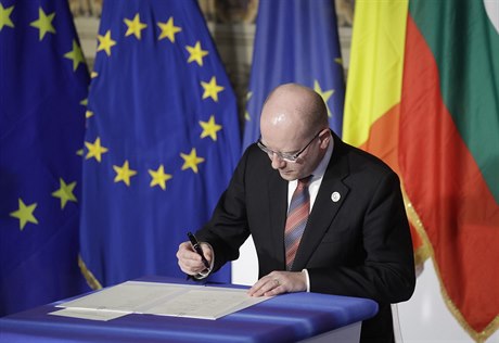 Premiér Bohuslav Sobotka podepisuje deklaraci na summitu EU v ím