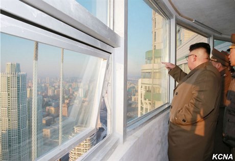 Kim ong Un se pi pohledu z mrakodrapu opel o stnu.
