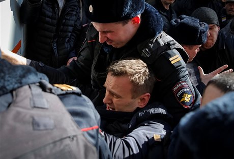 Policie zatýká vdce opozice Alexeje Navalného bhem demonstrace proti korupci.