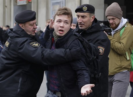 Zadrení bloruského novináe policií bhem protestu 26. bezna