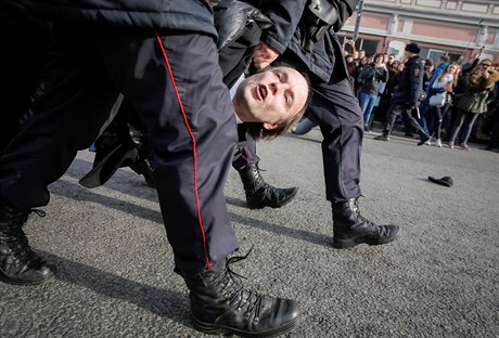 Zatýkání bhem protest v Moskv.