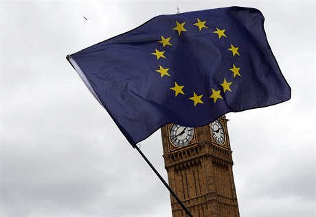 Vlajka EU ped ví Big Ben v den vyhláení brexitu.