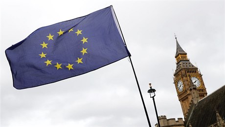 Vlajka EU ped ví Big Ben v Londýn (ilustraní). 
