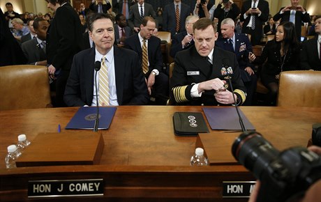 éf FBI James Comey a éf NSA Mike Rogers na zasedání výboru pro tajné sluby...