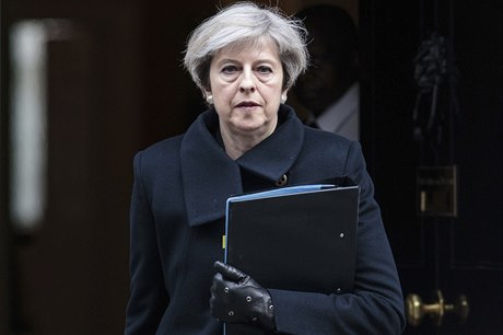 Britská premiérka Theresa Mayová na cest z rezidence v Downing Street na...