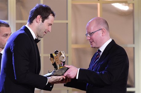 Petr ech pebírá trofej od premiéra Bohuslava Sobotky.