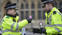 Britt policist obdreli kvtiny od kolemjdoucch, kte jim vyjaduj...