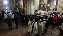 Rakev s ostatky byla uložena do hrobky. | na serveru Lidovky.cz | aktuální zprávy