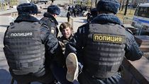 Ruská policie zatýká jednoho z demonstrantů v Moskvě. | na serveru Lidovky.cz | aktuální zprávy