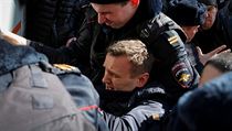 Policie zatk vdce opozice Alexeje Navalnho bhem demonstrace proti korupci.
