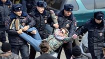 Policie zatk enu bhem protest ve Vladivostoku.