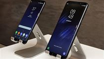Nové typy mobilního telefonu Samsung. Samsung S8 (nalevo) S8 Plus (napravo). | na serveru Lidovky.cz | aktuální zprávy