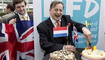 Člen strany UKIP Ray Finch porcuje dort na oslavu začátku brexitu. | na serveru Lidovky.cz | aktuální zprávy
