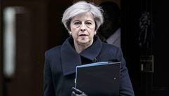 Britská premiérka Theresa Mayová oputí Downing Street, aby vystoupila s...