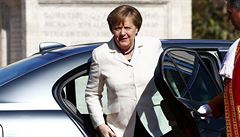 Nmecká kancléka Merkelová pijídí k podpisu