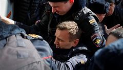 Policie zatýká vdce opozice Alexeje Navalného bhem demonstrace proti korupci.