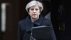 Britská premiérka Theresa Mayová na cest z rezidence v Downing Street na...
