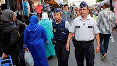 Bruselský policista marockého pvodu Tarek Chatt se svou parakou pi pochzce...