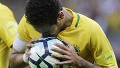 Neymar v zápase s Paraguayem líbá mí. tstí mu pak pi penalt pálo.