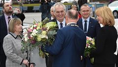 Hejtman Olomouckého kraje Ladislav Okletk (zády) vítá prezidenta Miloe...