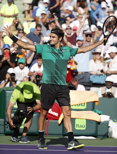 Roger Federer znovu slaví. Ve finále v Miami si znovu podal Rafaela Nadala.