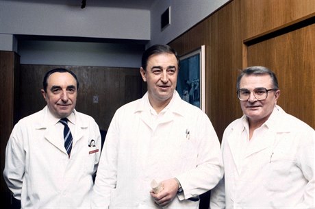 Vladimír Koandrle (uprosted) ve spolensoti vedoucích kardiologického a chirurgického týmu