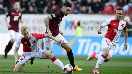 SK Slavia Praha - AC Sparta Praha. Zleva domácí Michal Frydrych, který se snaí...