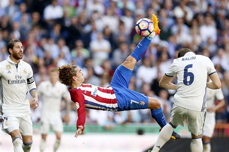 Antoine Griezmann stílí v zápase Real Madrid vs. Atlético Madrid.