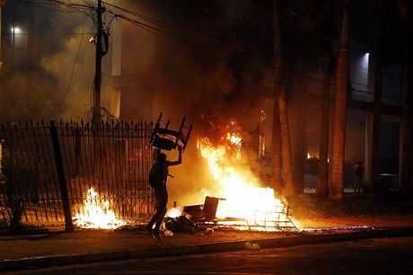 Demonstranti zapalují ohe ped budovou parlamentu v Paraguayi