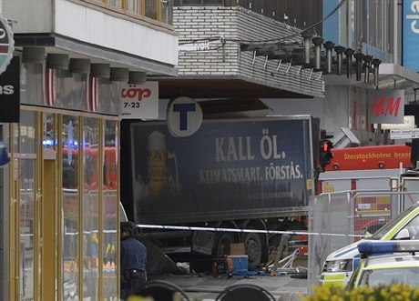 Ukradený nákladní vz ve zdi nákupního centra, který ve Stockholmu 7. dubna...