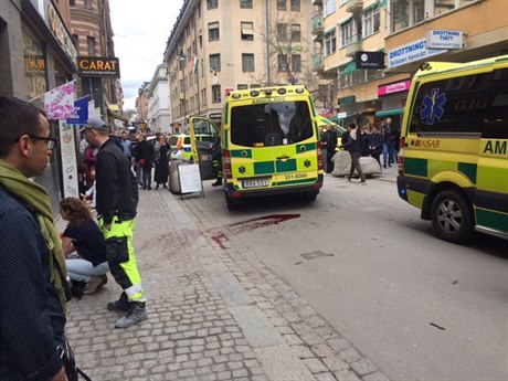 Záchranái na míst, kde ve Stockholmu zabíjel nákladní vz, oetují ranné.