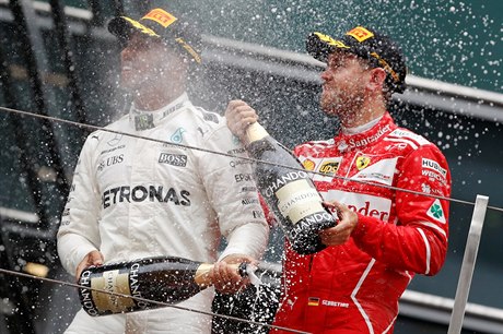 Lewis Hamilton a Sebastian Vettel oslavují vítzství ve Velké cen íny.