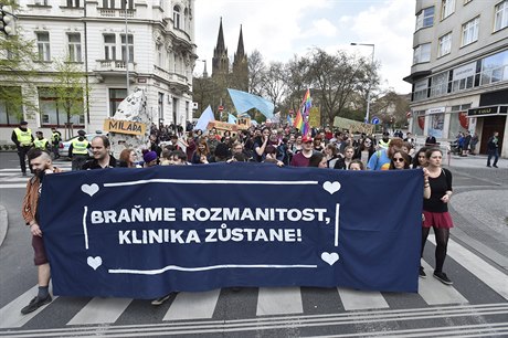 Prahou prola demonstrace Nenite Kliniku, nenite msto! na podporu...