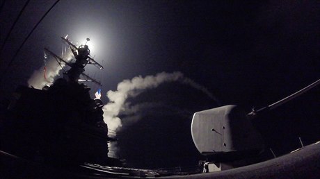 Americká lo USS Porter (DDG 78) odpaluje rakety tomahawk.