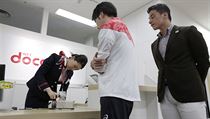 Takeši Macuda (vpravo) a Takuro Yamada recyklují své staré mobilní telefony. | na serveru Lidovky.cz | aktuální zprávy