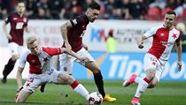 SK Slavia Praha - AC Sparta Praha. Zleva domácí Michal Frydrych, který se snaží... | na serveru Lidovky.cz | aktuální zprávy