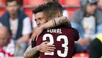 Slavia vs. Sparta, hostujc Kadlec se uralem se raduj z glu.