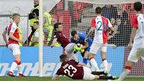 SK Slavia Praha - AC Sparta Praha. Zleva David Lafata ze Sparty fauluje... | na serveru Lidovky.cz | aktuální zprávy
