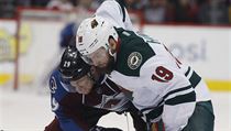 Nathan MacKinnon (vlevo) se přetlačuje o kotouč s Martinem Hanzalem (19). | na serveru Lidovky.cz | aktuální zprávy