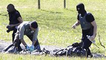 Francouzští policisté zabavují zbraně, které nahlásila ETA. | na serveru Lidovky.cz | aktuální zprávy