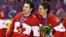 Z hokejové zlata se radovali Kanaďané. (na snímku Drew Doughty a Patrick Sharp) | na serveru Lidovky.cz | aktuální zprávy