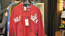 Zátah ČOI: Odfláknutý padělek mikiny Hilfiger. | na serveru Lidovky.cz | aktuální zprávy