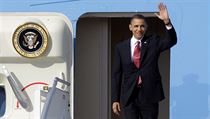 Americk prezident Barack Obama vystupuje z letadla na Star Ruzyni (2010).