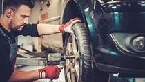 Automechanik při výměně kol. | na serveru Lidovky.cz | aktuální zprávy
