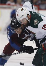 Hanzal končí v NHL, trápí ho potíže se zády. ‚Rozhodnutí je úleva,‘ přiznal Nathan MacKinnon (vlevo) se přetlačuje o kotouč s Martinem Hanzalem (19). | na serveru Lidovky.cz | aktuální zprávy